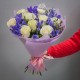 Букет 9 белых роз и 17 ирисов купить с доставкой в Санкт-Петербурге
